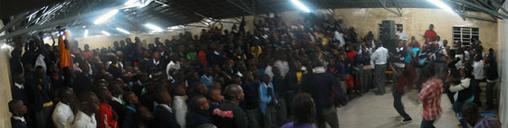 Die Menge tobt in Gilgil